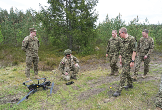 Valsts prezidenta Edgara Rinkēviča vizītes laikā Sēlijas militārajā poligonā maijā. Foto — Ilmārs Znotiņš, Valsts prezidenta kanceleja