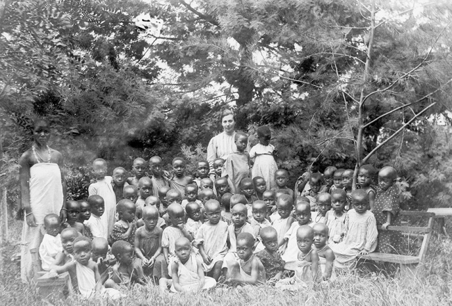 Latviešu misionāre Emma Elizabete Zēzemane ar skolēniem Tanzānijā ap 1905.—1910. gadu