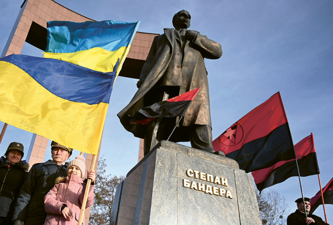 Pie Stepana Banderas pieminekļa Ļvivā Ukrainā viņa 116. dzimšanas dienā. 2025. gada 1. janvāris. Foto – Jurijs Djačišins, AFP/LETA