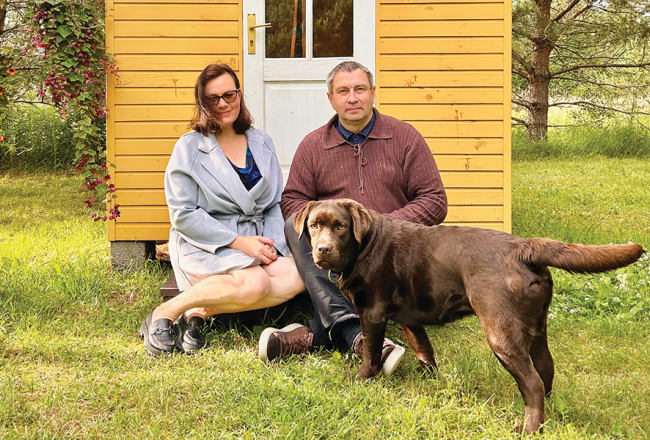 Ēriks ar sievu Ilutu un ģimenes četrkājaino draugu Enisu — 1,5 gadus vecu labradoru meiteni.