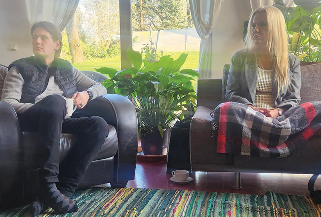 Edgars Kaplers, Hospisa brīvprātīgais, un Hospiss LV valdes priekšsēdētāja Ilze Neimane-Nešpora. «Kāda brīvprātīgā uzdāvināja noslēgumu ar Tibetas skaņu traukiem.»