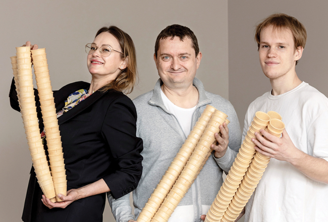 Viktors Ratkevičs, SIA Vafelīte valdes priekšsēdētājs (centrā), Jeļena Ratkeviča, Viktora sieva un uzņēmuma administratīvā direktore, un dēls Martins Varmalis, kurš nākotnē, visticamāk, pārņems uzņēmuma vadību.