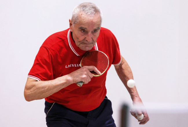 Gunārs joprojām ir sporta skolotājs Liepājas Mūzikas, mākslas un dizaina vidusskolā. «Rudenī būs jau 58 gadi, kopš strādāju. Man šķiet, ka es varētu būt vecākais sporta skolotājs Latvijā». Foto – Ģirts Gertsons