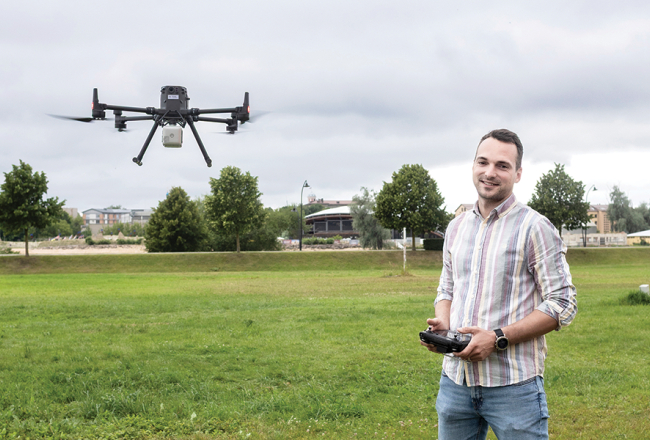 Klāvs Strelēvics, SIA Vides izpēte īpašnieks un vadītājs. Bieži vien savā mērnieka darbā viņš izmanto dronu, pie kura piestiprināta attālās uzrādes tehnoloģija LiDAR. Tā mērījumu apkopošanai izmanto lāzera impulsu.