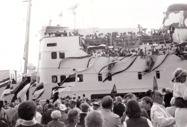 Baltijas brīvības un miera kuģis 1985. gada 26. jūlijā atiet no Stokholmas ostas pēc spridzināšanas draudiem