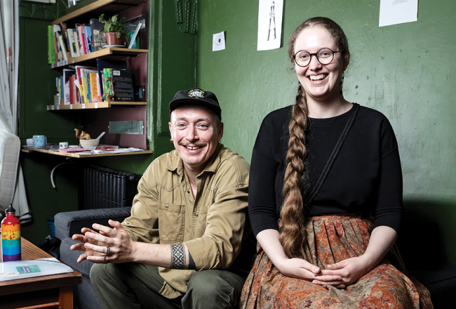 Dāvids Rezņiks-Martovs un Laura Auliciema uzsver, ka tas ir iespējams — vienlaikus nosodīt teroristisko grupējumu Hamās un iestāties par palestīniešu tiesībām. «Tas nav savstarpēji izslēdzoši,» saka Laura. «Mēs iestājamies par starptautisko tiesību ievērošanu visās pusēs.»