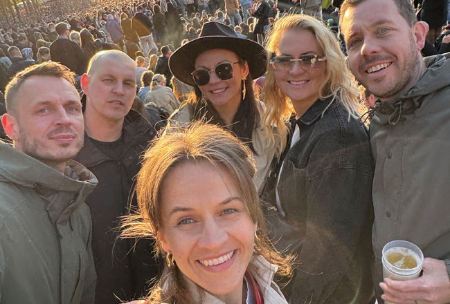 Maija Līne-Buce ar saviem draugiem Imagine Dragons koncertā Tallinā.