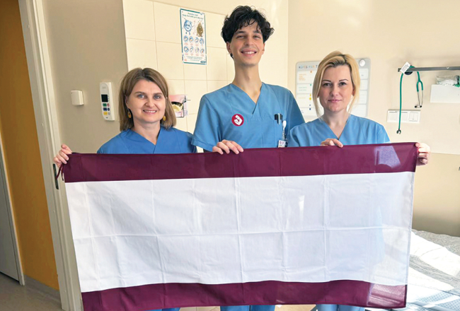 Valters paguvis iepazīt slimnīcu no dažādiem skatpunktiem. Tagad viņš ir medicīnas asistents  hematoonkoloģijas nodaļā un ar savām mentorēm dakterēm Santu Kursīti un Lieni Smani darbojas pētniecībā. Viņiem rokās Valsts asinsdonoru centra kampaņas karogs.