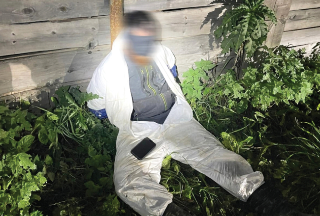 Policijas filmētā video ekrānuzņēmumā redzama viena no aizturētajām personām