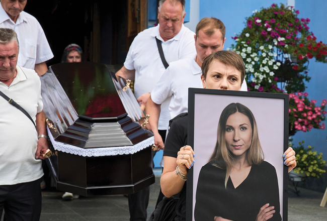 Kolēģe nes žurnālistes Viktorijas Roščinas ģīmetni viņas izvadīšanā Kijivā 8. augustā