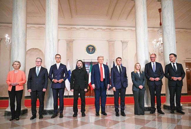 EK prezidente Urzula fon der Leiena (no kreisās), Lielbritānijas premjerministrs Kīrs Stārmers, Somijas prezidents Aleksanders Stubs, Ukrainas prezidents Volodimirs Zelenskis, ASV prezidents Donalds Tramps, Francijas prezidents Emanuels Makrons, Itālijas premjerministre Džordža Meloni, Vācijas kanclers Frīdrihs Mercs un 
NATO ģenerālsekretārs Marks Rute pirms sarunām Baltajā namā 18. augustā.