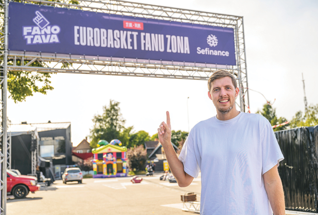 Rihards Ozolnieks ir liepājnieks, bet tagad dzīvo Rīgā. Tāpēc viena Fanotavas norises vieta izvēlēta Liepājā, otra — tuvāk Rīgai, Jelgavā.