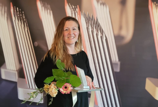 Ir žurnāliste Ilze Šķietniece Latvijas Žurnālistu asociācijas «Izcilības balvas 2025» pasniegšanas ceremonijā.