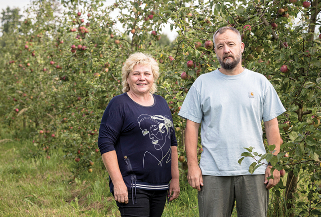 Pienjāņu saimnieks Mārtiņš Knipšis un saimniecības galvenā agronome un ābeļdārza dvēsele Inese Skrēbena.