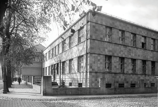 Roche Rīgas filiāle (1933). Ēkas fasāde no Palīdzības ielas puses. Arhitekts Aleksandrs Klinklāvs. Foto — Roberts Johansons (1935)