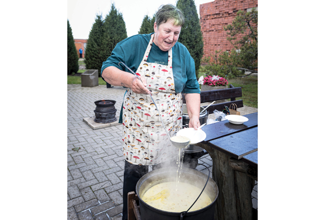 Ziru Sēņu festivāla organizatore, sirds un dvēsele Līga Jēka un lielais sēņu zupas katls.