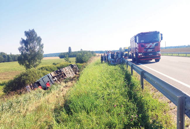 Autobuss ar vairāk nekā 45 pasažieriem avarēja taisnā ceļa posmā netālu no Smiltenes. Pēc riteņu nospiedumiem zālē var spriest, ka 74 gadus vecais šoferis, visticamāk, aizmidzis pie stūres. Aculiecinieka foto