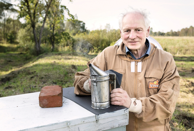 Bites palīdz dzīvot līdzi dabas ritmiem. «Uztraucos, vai ziemā bites izdzīvos vai ne, vai bitītes skaisti dziedās Ziemassvētkos. Gaidu pavasari, kad viņas izlidos…»