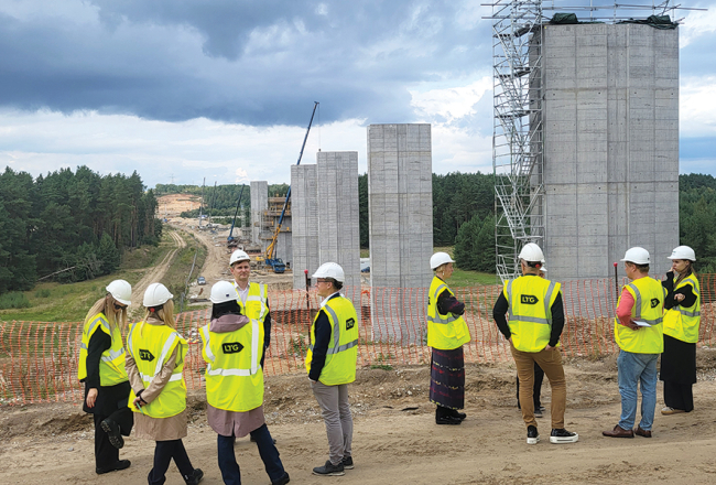 Žurnālisti apskata jaunā tilta pār Neres upi balstus netālu no Kauņas