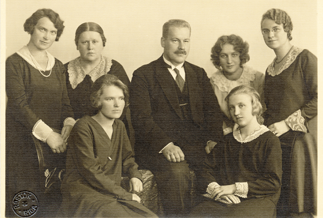 LU Filoloģijas un filozofijas fakultātes studentes un profesors Ernests Blese. Nezināma autora foto