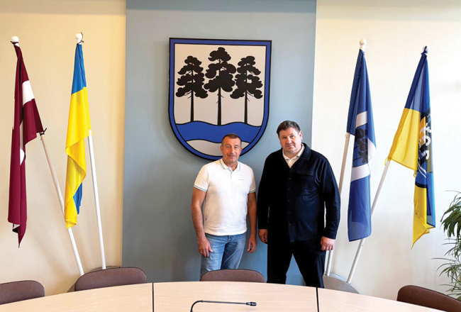 Ukrainis Serhijs Šakuns soctīklos publicējis foto ar viesošanos Ogres domē 25. augustā. Tieši šajā dienā Egils Helmanis izņēma slimības lapu