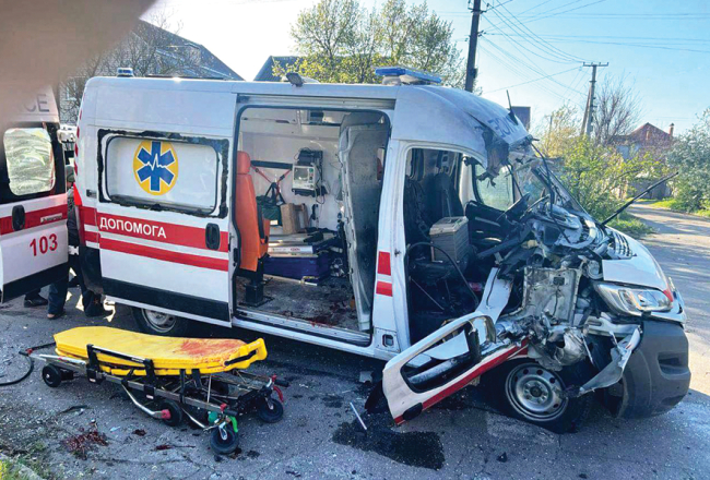 Īpaša ANO cilvēktiesību komisija atzinusi, ka Krievijas armija pastrādājusi kara noziegumus un noziegumus pret cilvēci, apzināti uzbrūkot civiliedzīvotājiem Ukrainas dienvidu pilsētā Hersonā — pēdējā gada laikā tur nogalināti 200 cilvēku, bet aptuveni 2000 ievainoti, jo krievu dronu operatori met granātas uz ietvēm un iekšpagalmos, paši to ciniski saucot par «cilvēku safari». Attēlā: 17. aprīlī krievi nometa dronus uz ātrās palīdzības auto, nogalinot divus mediķus un 80 gadus vecu pacienti.