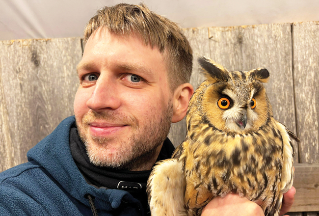 Tās pašas dienas vakarā Atis devās uz Jūrmalciemu, kur pazīstami ornitologi nodarbojās ar putnu, tajā skaitā ausaino pūču, gredzenošanu.