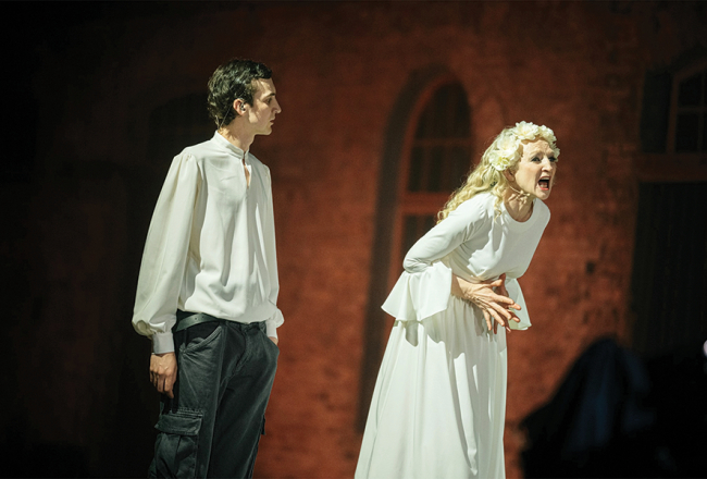 Aktieri Guna Zariņa un Gerds Lapoška muzikālajā izrādē Nazis sirdī iestrēdzis. Publicitātes foto