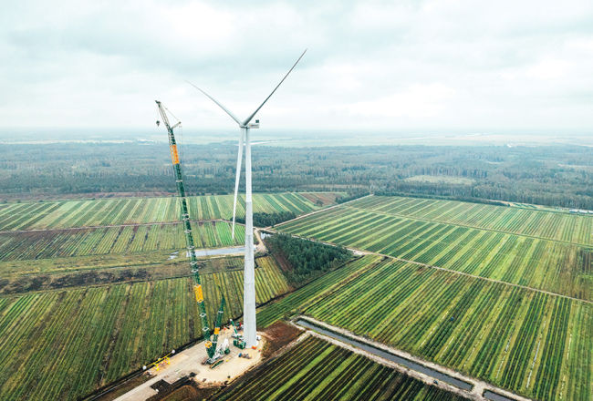 Viena no jaunajām vēja turbīnām Kaigu purvā. Foto — Latvenergo