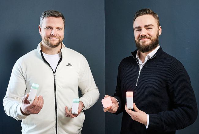 Kaspars Škerba, SIA Geynut īpašnieks (no kreisās), un Toms Pļevoks, uzņēmuma direktors.