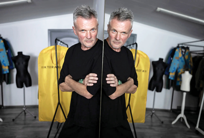 Vairākus mēnešus pēc 2022. gada februāra mode Viktoram Aņisimovam šķita nesvarīga, taču, kad ukraiņi pamazām pierada pie dzīves kara apstākļos, Aņisimovs atsāka skicēt jaunas idejas. Foto — The New York Times 