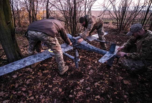 Ukraiņu karavīri 2. novembra vakarā gatavo dronu-granātmetēju, lai naktī uzbruktu okupantu pozīcijām pie pusielenktās austrumu pilsētas Pokrovskas.