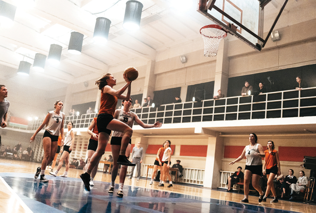 Dzidras Uztupes-Karamiševas lomā aktrise Agnese Budovska (priekšplānā). Publicitātes foto