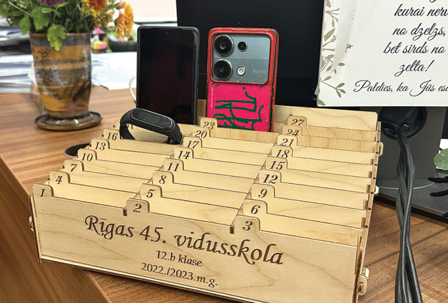 «Telefonu viesnīca» Rīgas 45. vidusskolas direktores kabinetā, kurā nonāk to skolēnu telefoni, kuri pārkāpj aizliegumu vai lieto viedierīces stundas laikā