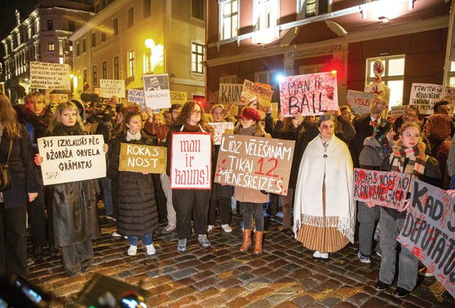 Rute Marta Jansone ir grāmatu māksliniece, bet latviešu kolektīvajā atmiņā viņa tagad ir tautumeita baltā villainē ar zilu aci. «Doties uz protestu bija pašsaprotami — ja tavi pamati tiek apdraudēti, tev ir jāstājas apdraudējumam pretī»