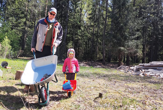 Miks māju būvēja kopā ar tēti un dažu profesionāļu īslaicīgu palīdzību, bet palīdzīgu roku sniedza arī vecākā meitiņa Alise un sieva Elīna.