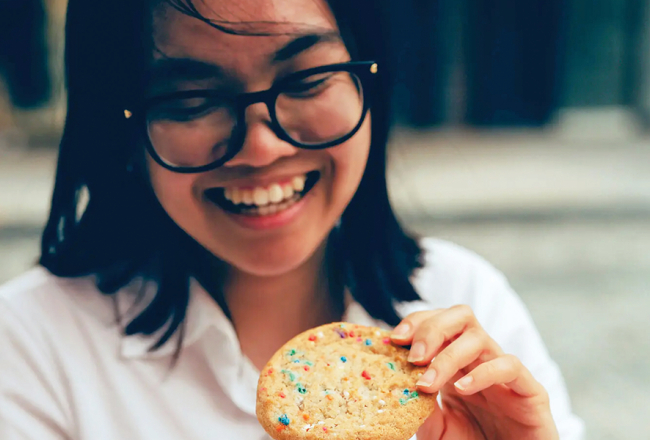 Naomi Baralesa (25) vismaz trīs reizes nedēļā sevi palutina ar vegāniskiem cepumiem un modīgo zeltera dzērienu.