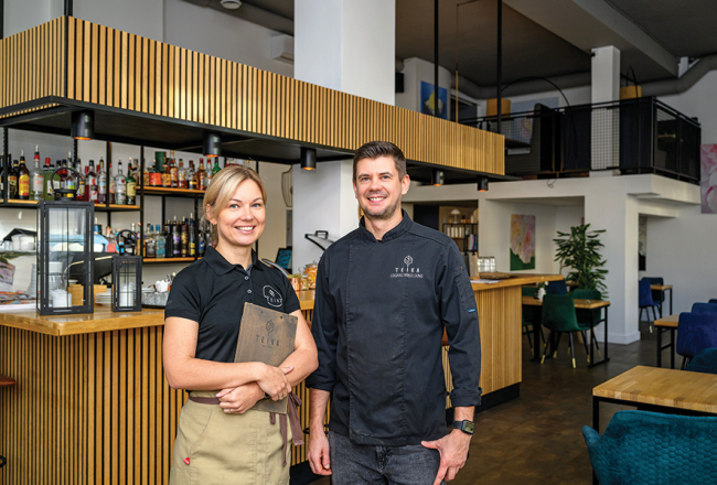 Teikas saimnieki, tāpat kā uzņēmējdarbības ceļa sākumā, strādā vienkāršu darbu. Edgars ir šefpavārs, bet Beatrise apkalpo viesus un reizēm ar savām valodas zināšanām pārsteidz spāņu tūristus. «Nebiju gaidījusi, ka šeit būs tik daudz.»