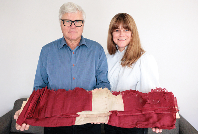 Jānis Znotiņš intervijas sniedz tikai kopā ar meitu Ilzi, kura par atrasto karogu uzrakstīja sociālajā tīklā Facebook. Viņš strādā par virpotāju un par pēkšņo popularitāti jūtas apmulsis.