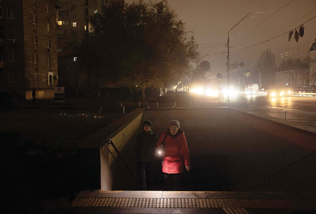 Tumsā slīgstošā Kijiva 9. novembra vakarā.