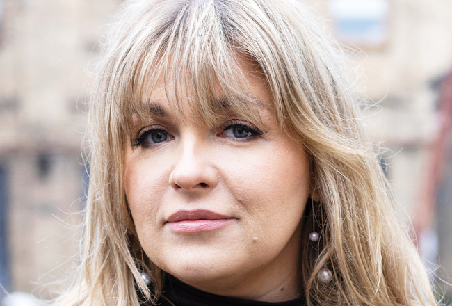 Nikola par vardarbību: «Tu zini, ka kaut kas nav normāli. Bet tu mīli. Tu dzīvo nākotnē, kur viss būs labi. Un tajā pašā laikā — tev liekas, ka neko labāku neesi pelnījusi.»