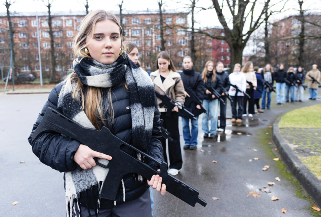 Rīgas Valsts Vācu ģimnāzijas audzēkne Estere Rācenāja ar klasesbiedrenēm apgūst militāros roku signālus.