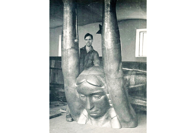 Brīvības tēls tika kalts zviedru tēlnieka Ragnara Mīrsmēdena darbnīcā Stokholmā. Foto — Latvijas Nacionālās bibliotēkas arhīvs