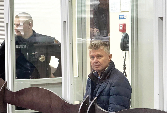 Valsts uzņēmuma Energoatom izpilddirektors drošības jautājumos Ihors Fursenko Pretkorupcijas tiesas zālē Kijivā — viņa aizturēšana pagarināta līdz 8. janvārim, vai arī viņš var tikt atbrīvots pret 95 miljonu hrivnu (1,9 miljonu eiro) drošības naudu.