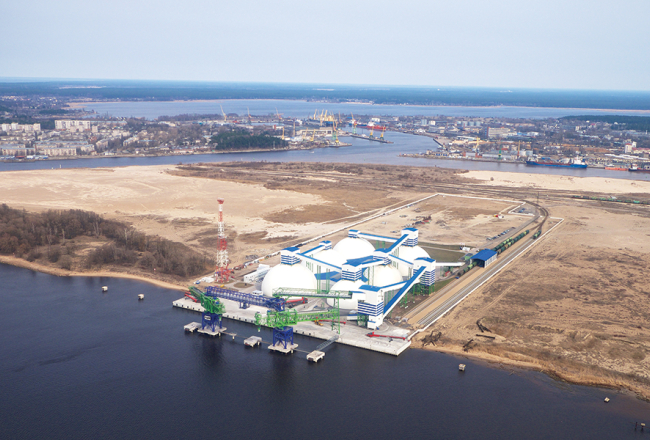 Skats uz Riga Fertilizer Terminal minerālmēslu pārkraušanas termināli Kundziņsalā