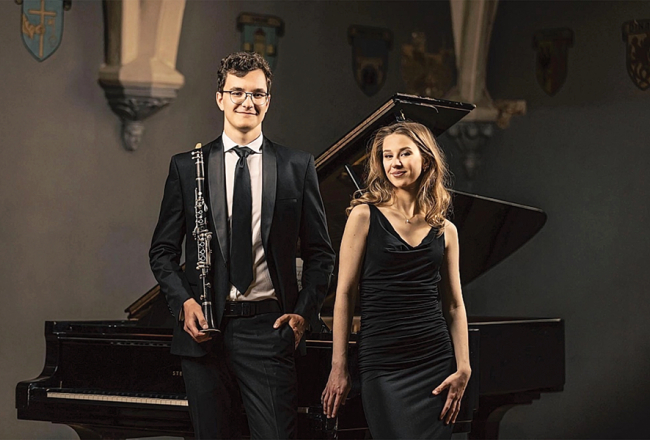 Klarnetists Artūrs Perts un pianiste Evelīna Jēkabsone. Publicitātes foto