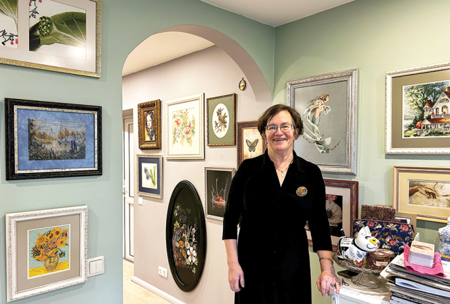 17 gadu laikā māksliniece radījusi gandrīz 120 izšuvumu, vadoties pēc smalki izstrādātām pikseļu un krāsu shēmām.