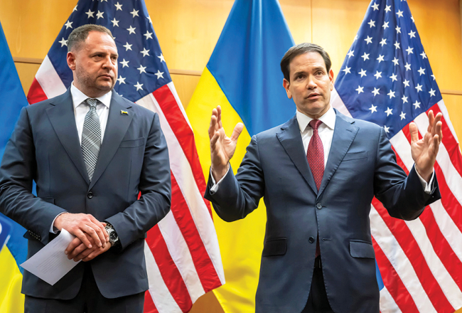 Ukrainas prezidenta administrācijas vadītājs Andrijs Jermaks (pa kreisi) un ASV ārlietu ministrs Marko Rubio sarunās Ženēvā 23. novembrī.