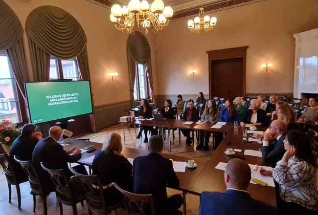 2025. gada 28. oktobra 14. Saeimas Valsts pārvaldes un pašvaldības komisijas sēde Kuldīgas jaunajā rātsnamā, aiz loga vecais rātsnams un vecākā Kurzemes koka ēka. Kristīnes Jarinovskas foto.