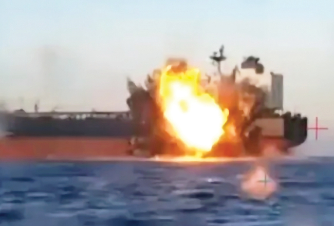 Ukrainas Drošības dienesta izplatītajā video redzams jūras drona trieciens pa vienu no Krievijas ēnu flotes tankkuģiem Melnajā jūrā 29. novembrī.